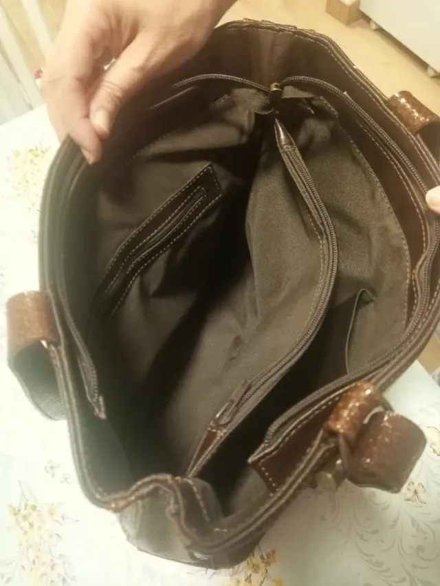 Bolso de cuero marrón.