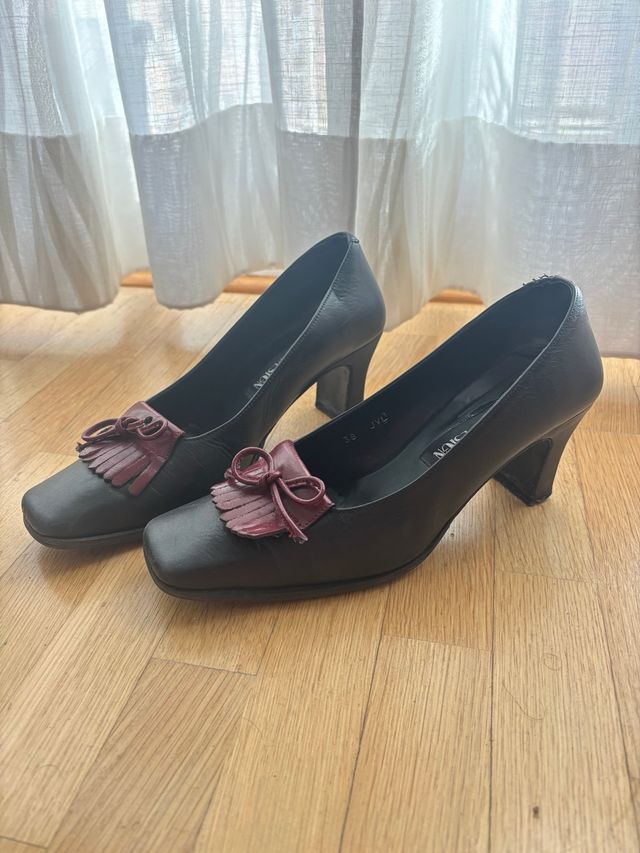 Zapatos de piel negros con detalle burdeos T.38