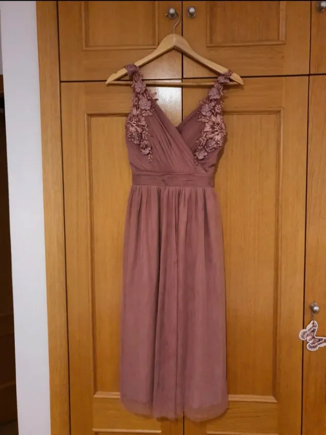 Vestido rosa con detalles florales