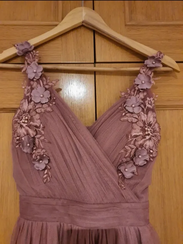 Vestido rosa con detalles florales