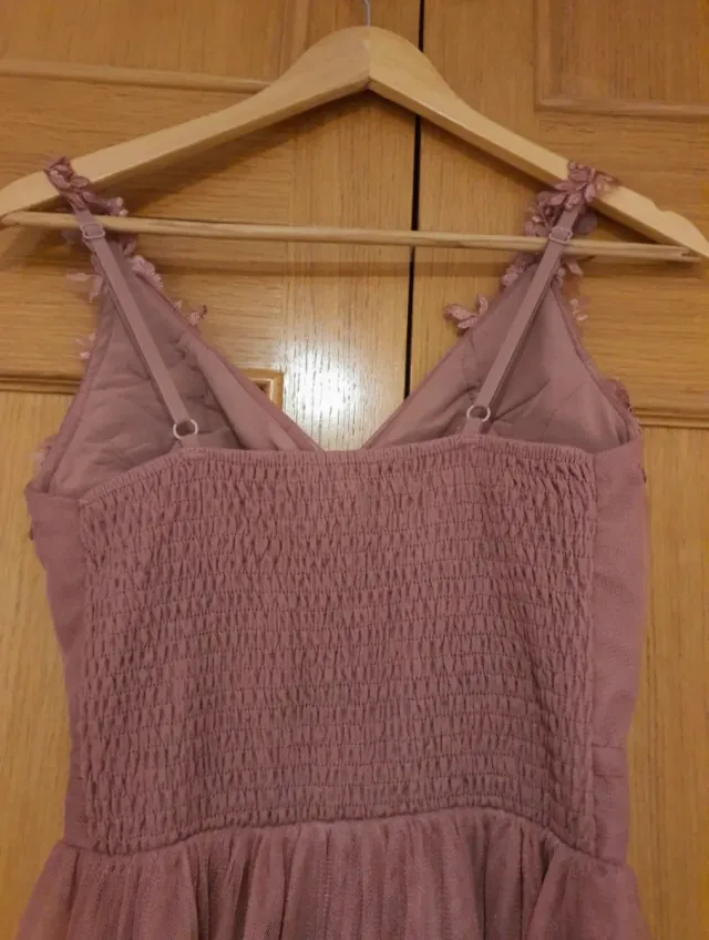 Vestido rosa con detalles florales