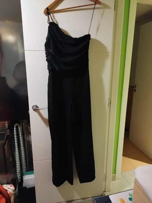 Mono negro asimétrico