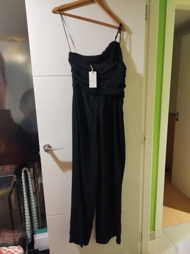 Mono negro asimétrico