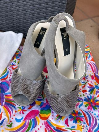 Zapatos de tacón abiertos gris talla 39