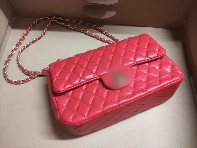 Bolso rojo con cadena dorada