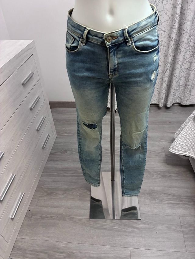 Vaqueros Bershka desgastados