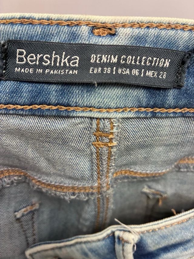 Vaqueros Bershka desgastados