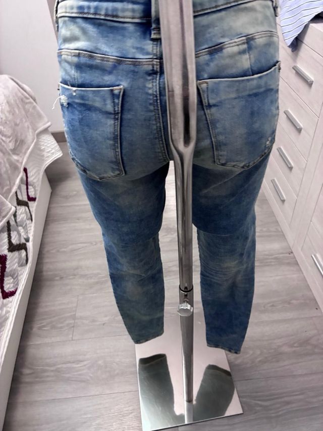Vaqueros Bershka desgastados