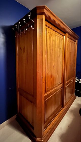 Armario de pino amplio con puertas correderas