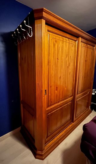 Armario de pino amplio con puertas correderas