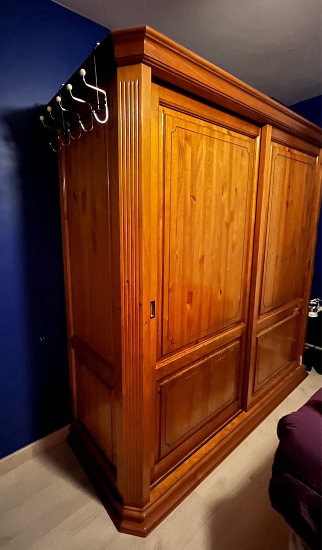 Armario de pino amplio con puertas correderas