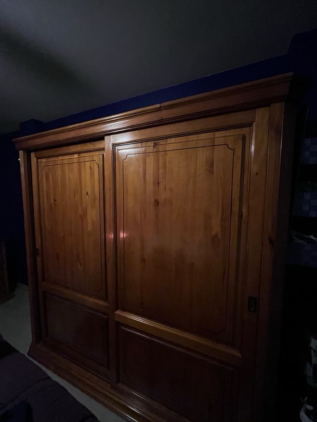 Armario de pino amplio con puertas correderas