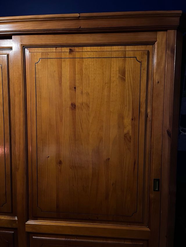 Armario de pino amplio con puertas correderas