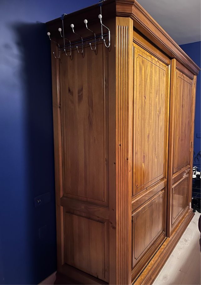 Armario de pino amplio con puertas correderas