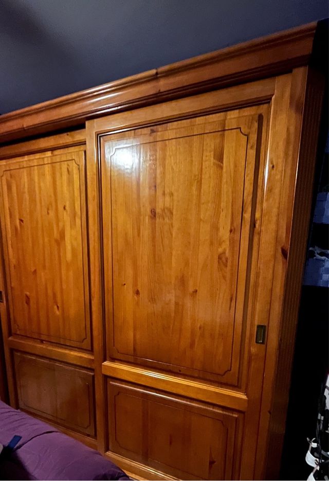 Armario de pino amplio con puertas correderas