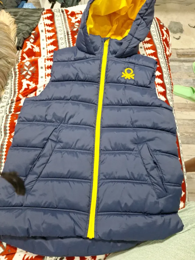 Chaleco Benetton azul y amarillo con capucha