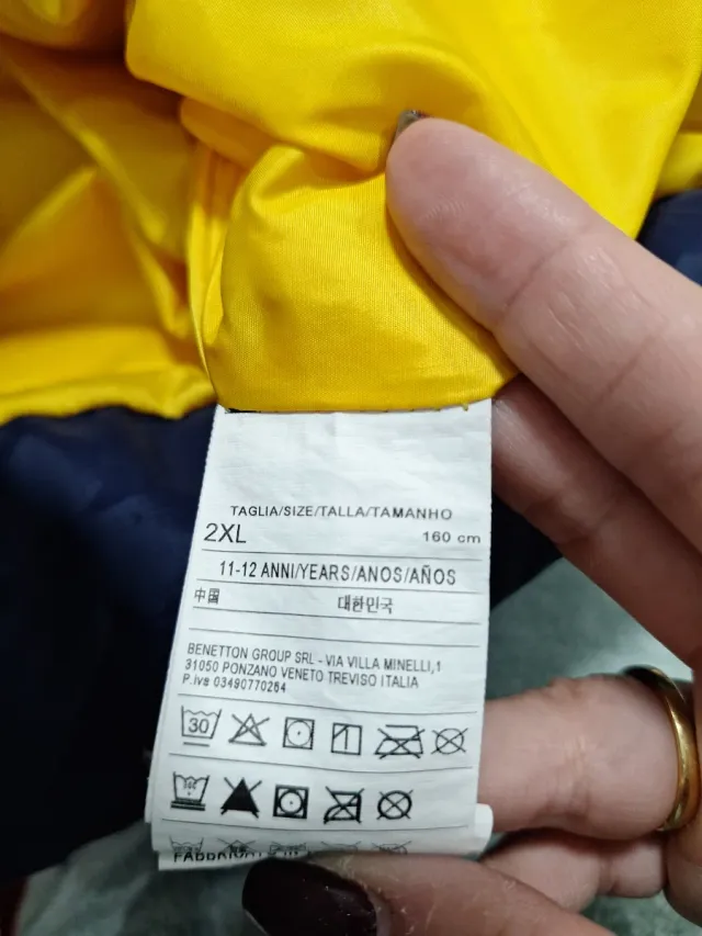 Chaleco Benetton azul y amarillo con capucha