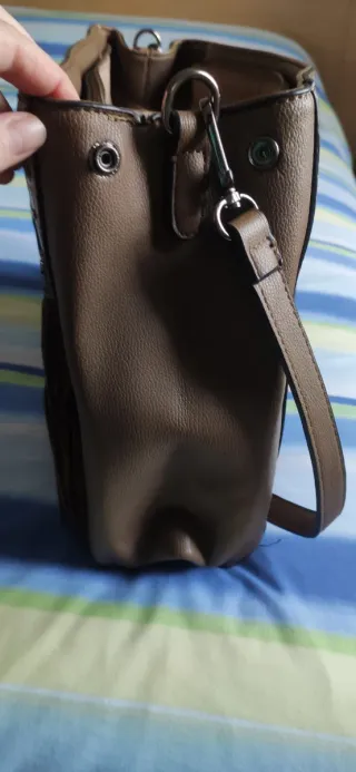 Bolso marrón con estampado floral y detalles