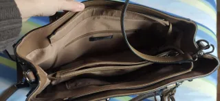 Bolso marrón con estampado floral y detalles