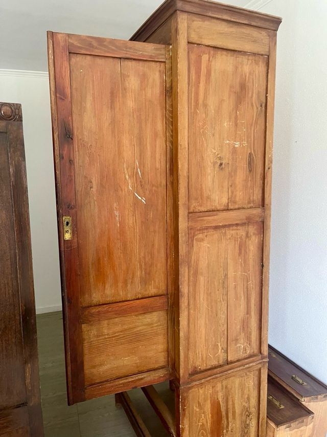 Mueble de madera con cajones