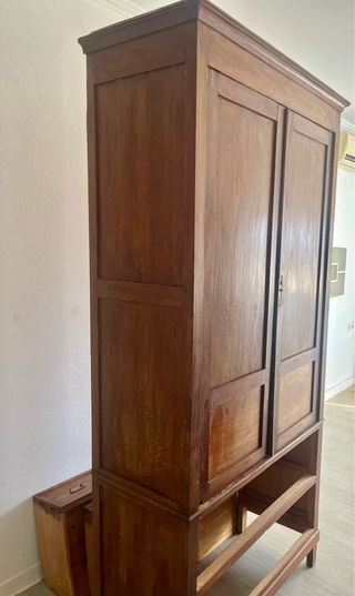 Mueble de madera con cajones