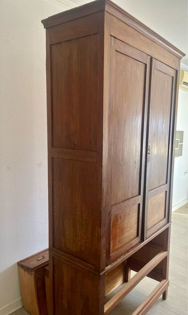 Mueble de madera con cajones