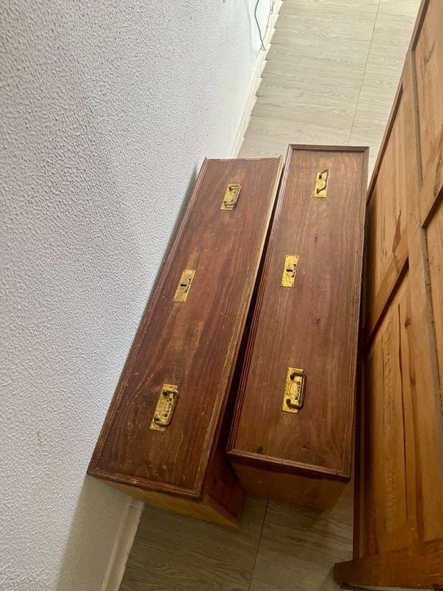 Mueble de madera con cajones