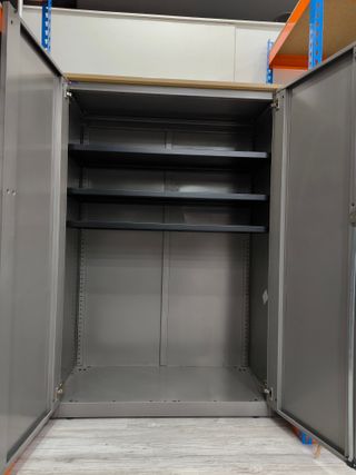 Armario de oficina robusto y práctico.