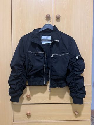 Cazadora corta Bershka negra Talla S
