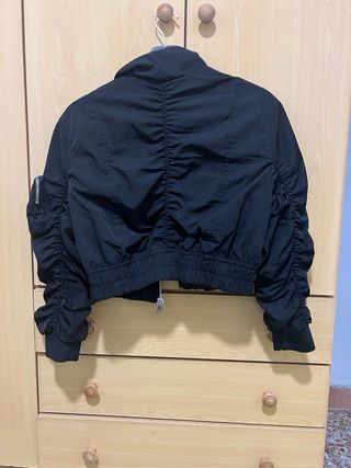 Cazadora corta Bershka negra Talla S