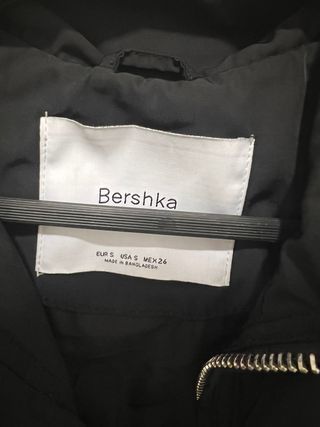 Cazadora corta Bershka negra Talla S