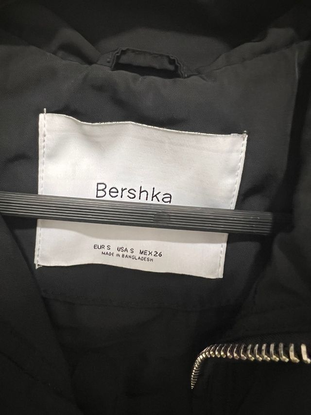 Cazadora corta Bershka negra Talla S