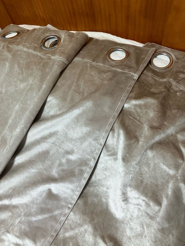 Cortinas grises y Terciopelo