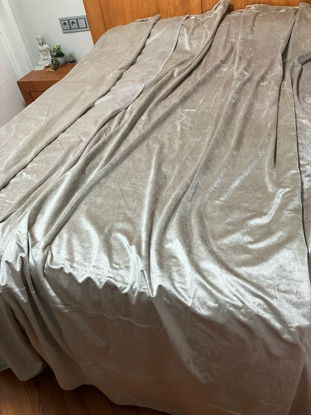 Cortinas grises y Terciopelo