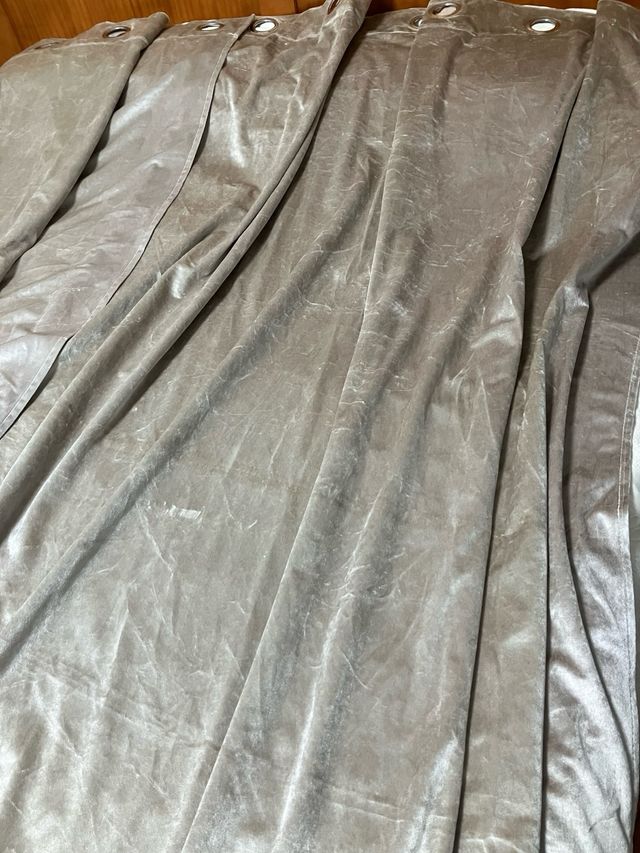 Cortinas grises y Terciopelo