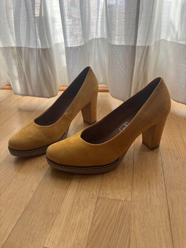 Zapatos de tacón mostaza ante