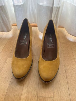 Zapatos de tacón mostaza ante