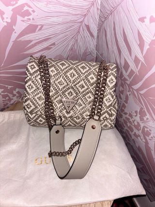 Bolso Guess tejido beige y gris