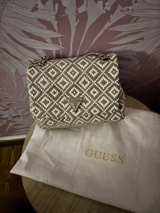 Bolso Guess tejido beige y gris