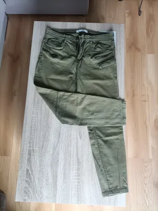 Pantalones verdes con cremalleras