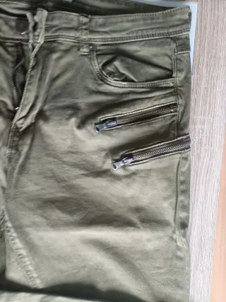 Pantalones verdes con cremalleras
