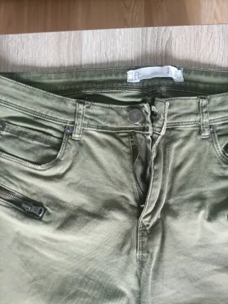 Pantalones verdes con cremalleras