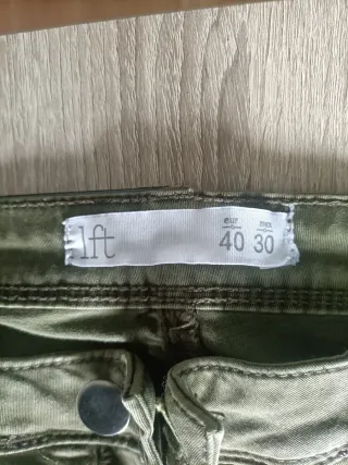 Pantalones verdes con cremalleras