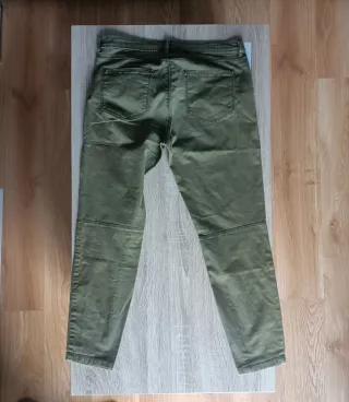 Pantalones verdes con cremalleras
