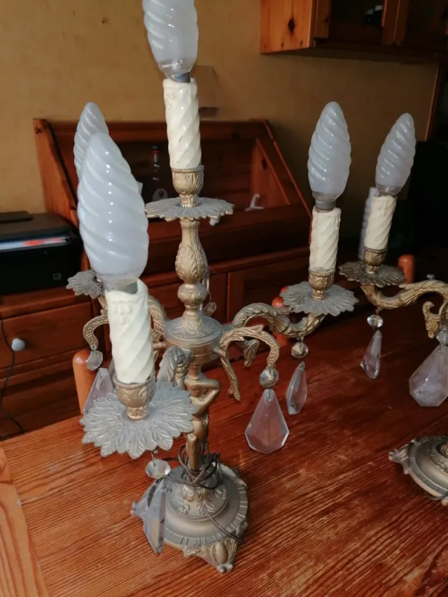 Candelabros de metal y cristal