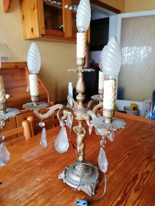 Candelabros de metal y cristal