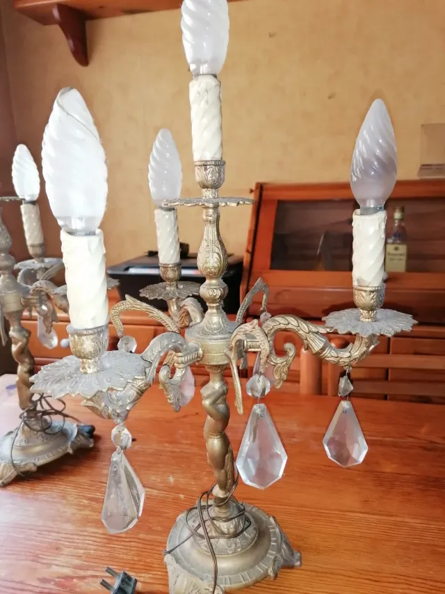 Candelabros de metal y cristal