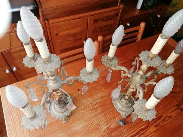 Candelabros de metal y cristal