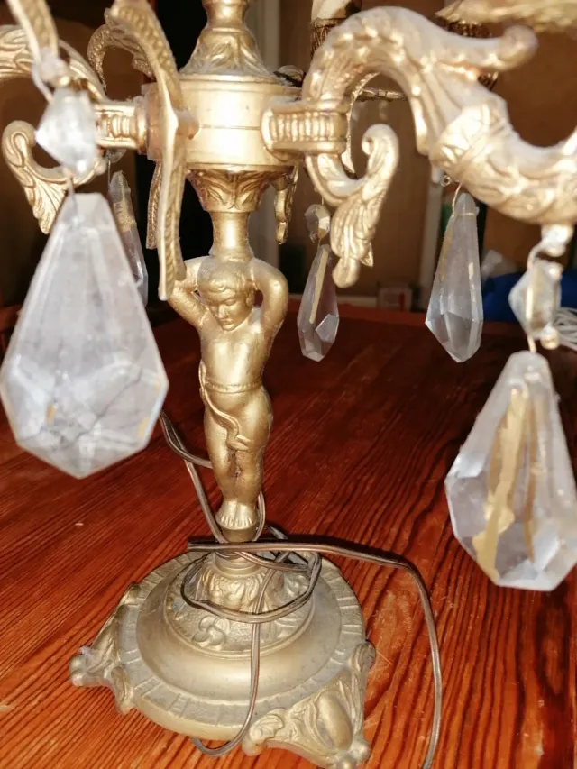 Candelabros de metal y cristal