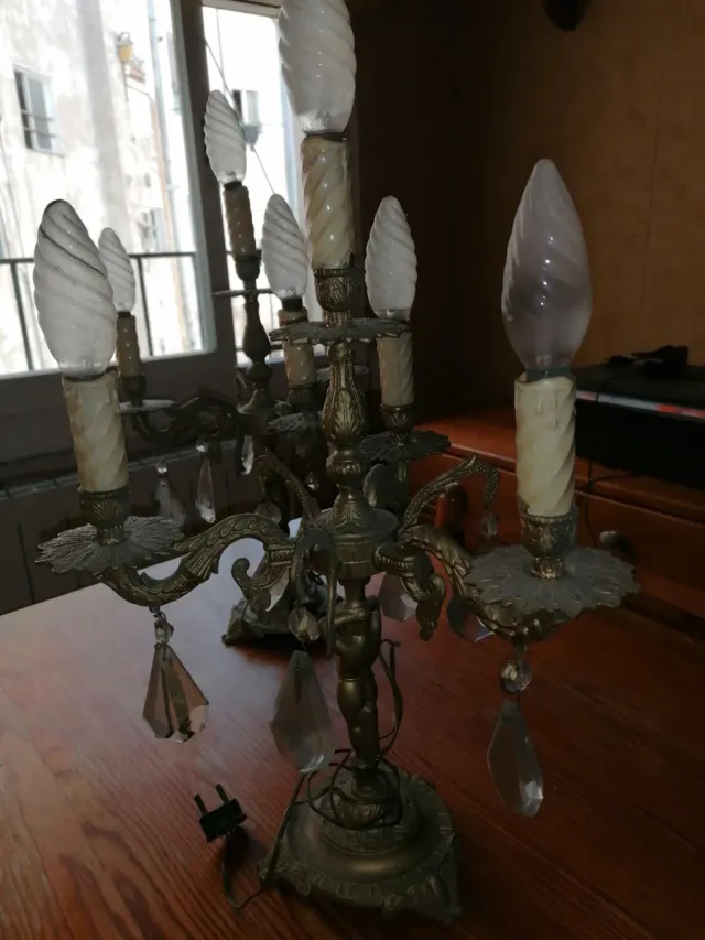 Candelabros de metal y cristal